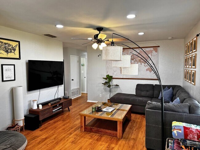 Building Photo - 2119 Selma Dr