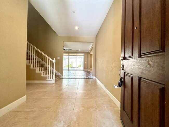 Building Photo - Beautiful Spacious 4 Bedroom Home PLUS bon...
