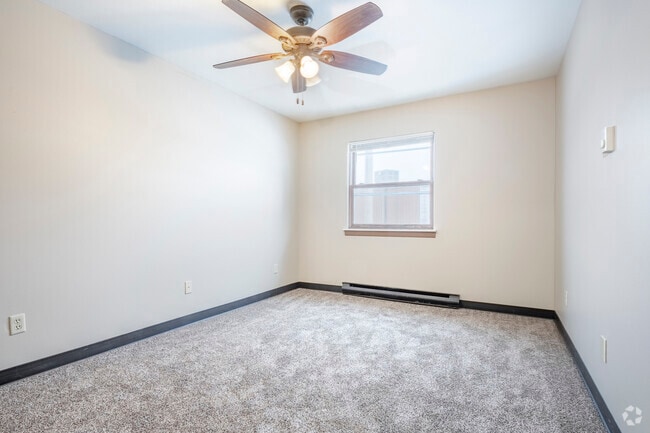 1BA, 1BA - 570SF - Bedroom - Woodfield Commons