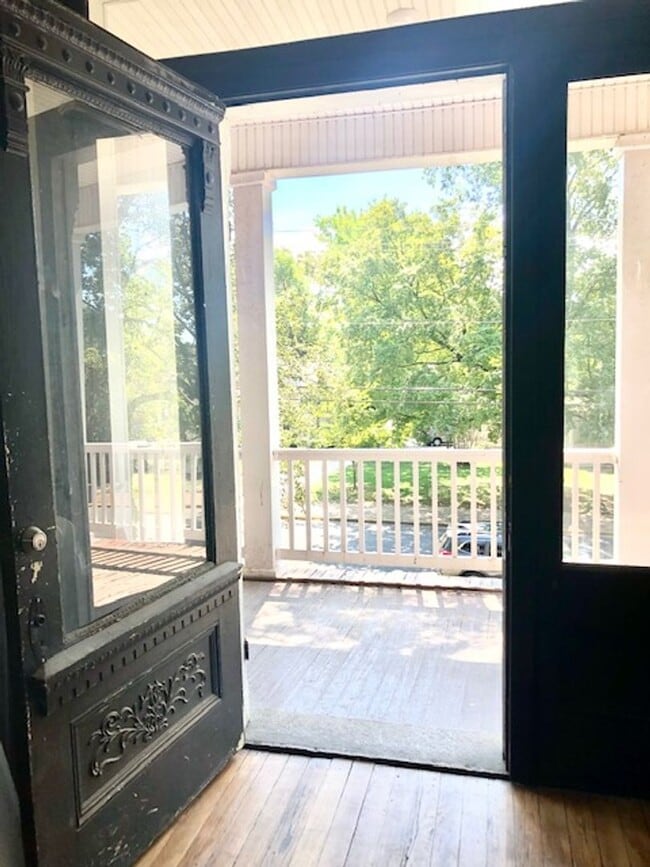 Building Photo - 1347 Park St