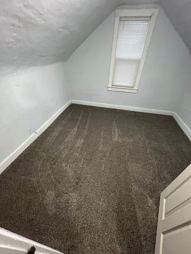 Building Photo - Welcome to this charming 2-bedroom, 1-bath...