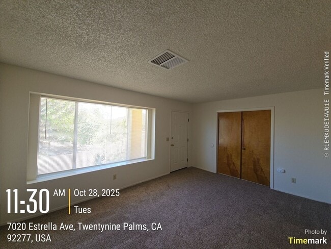 Building Photo - 3 bedroom 2 bath Available now