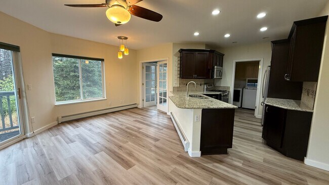 Foto del edificio - Major Updates! Raised Ranch Style Condo wi...