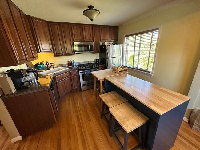 Foto del edificio - Charming Mayfair Townhome with Private Roof Top Deck- Move in Feb 1st- Flexible Lease Terms!