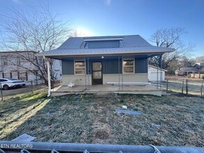 Building Photo - 614 Midlake Dr NE