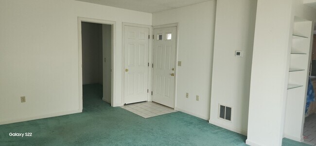 Entrance/Closet/Bedroom entrance - 239 Thistle Ln