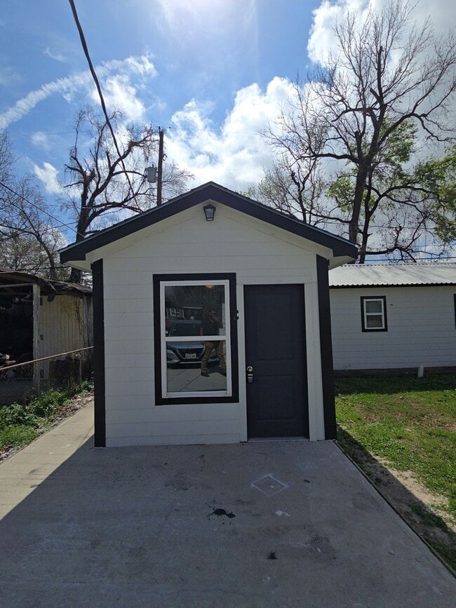 Building Photo - 9010 Linda Vista Rd