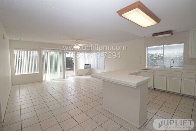 Foto del edificio - Spacious 4 Bedroom Home in Prime Mira Mesa Location- MOVE IN SPECIAL $300 OFF FIRST MONTH'S RENT!!