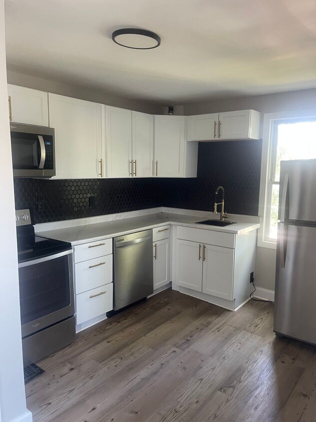 Foto principal - 637 S Rotherwood Ave