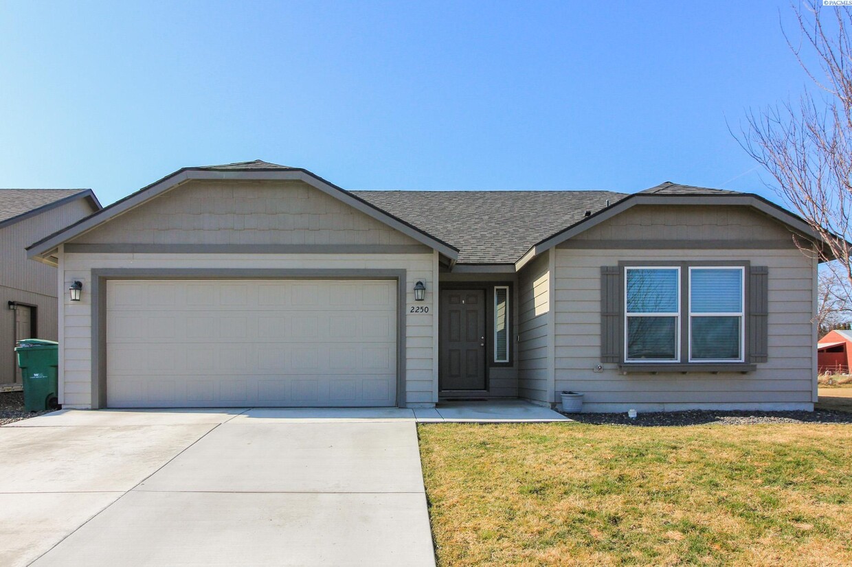 Foto principal - 3 Bed/2 Bath Kennewick Home