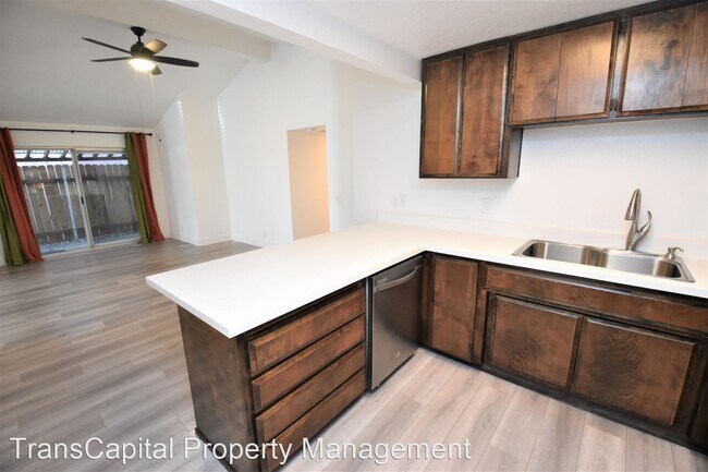 Foto del edificio - 3 br, 2 bath House - 134 Globe Ave