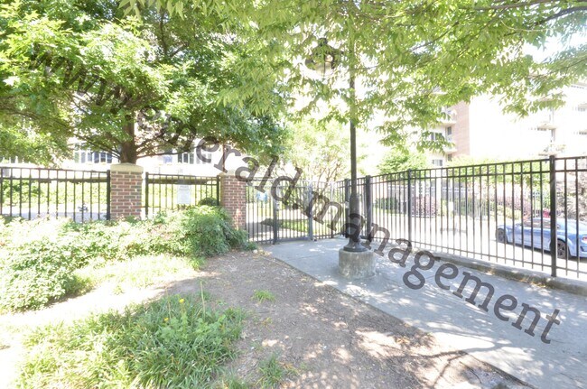 Foto del edificio - 640 Glen Iris Dr NE