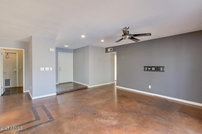 Building Photo - 3832 E Bloomfield Rd