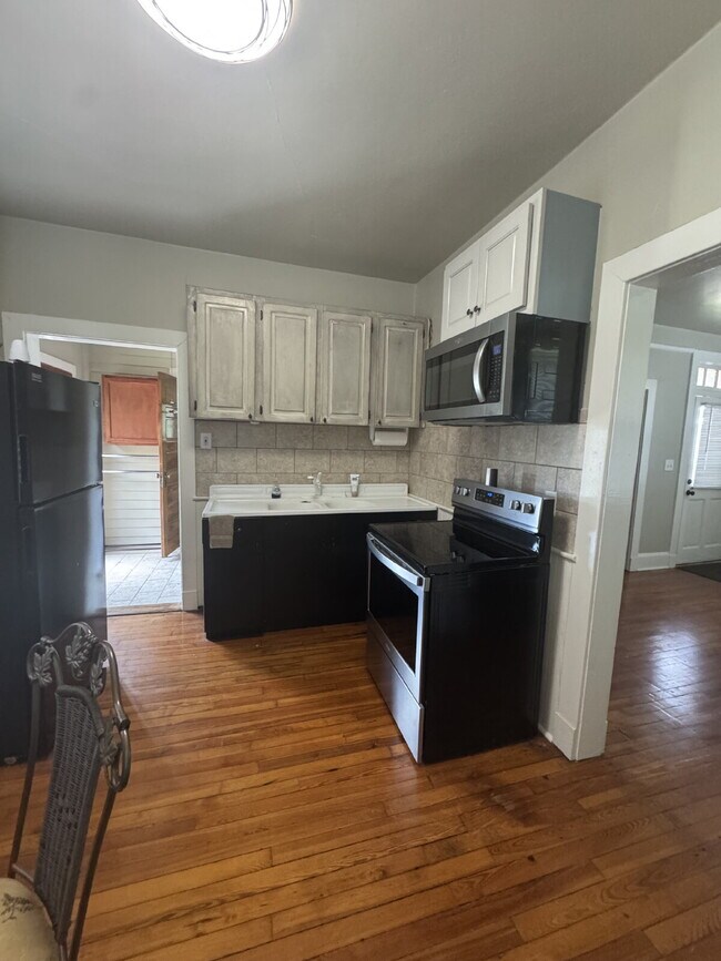 Foto del edificio - Charming 1 Bedroom Apartment in Chicopee V...