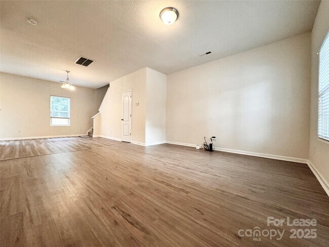 Foto del edificio - 6717 Ware Rd