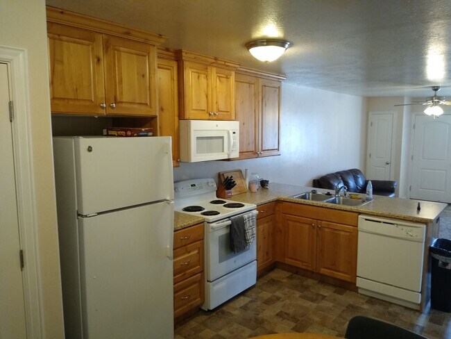 Building Photo - 2 bed, 1 bath, with appliances included! L...