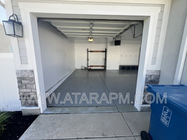 Building Photo - 1754 Oakwood Ln