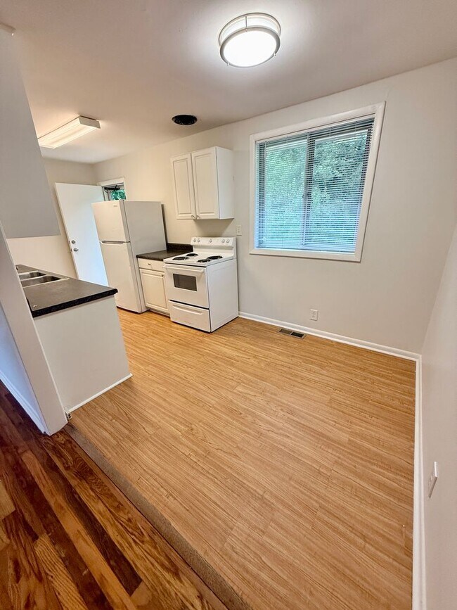 Foto del edificio - 2 BR 1 Bath Duplex with convenient airport...