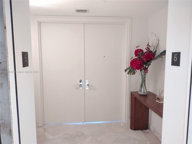 Foto del edificio - 445 Grand Bay Dr