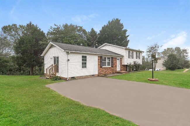 Foto del edificio - 3-Bed Plus 2 Bonus Rooms with Large Yard!