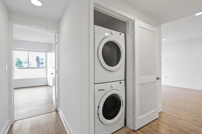 Foto del edificio - 1439 N Poinsettia Pl Los Angeles, CA 90046