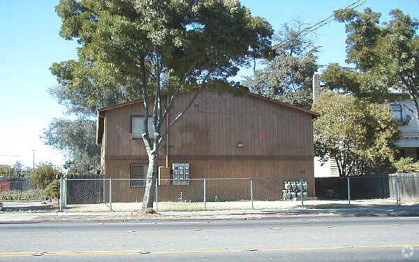 Primary Photo - 137 E Harding Way