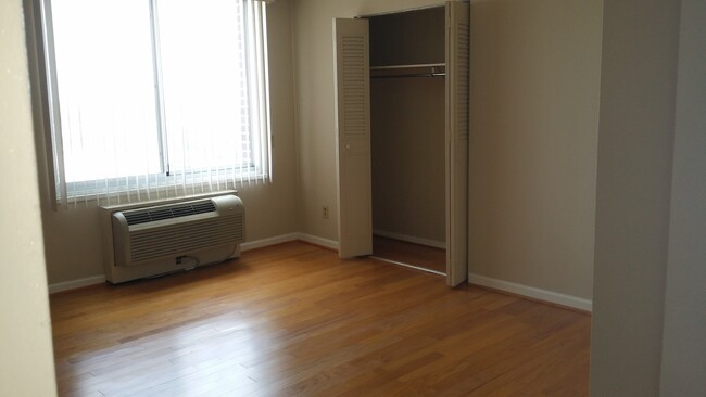 Foto del edificio - 9701 Fields Rd