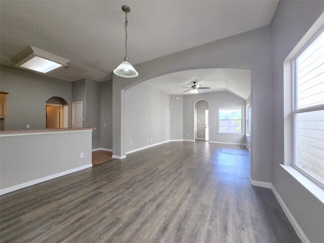 Foto del edificio - 811 Forest Hillside Ln