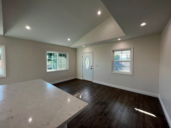 Foto del edificio - AVAILABLE NOW! 1+1 w/all appliances + private laundry! (21103 Mayall)