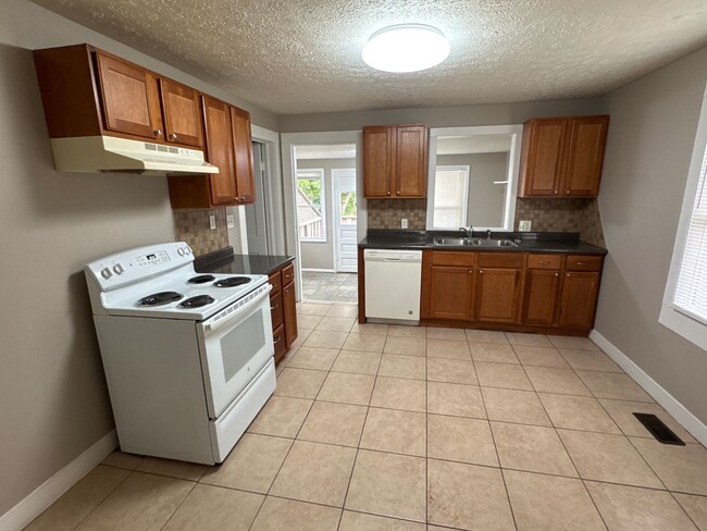 Building Photo - 2 Bedroom 1 Bath House $825! Adorable!