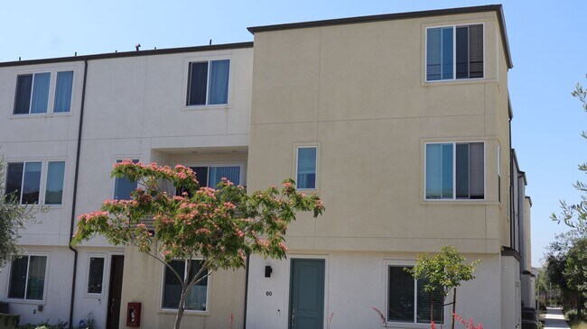 Foto del edificio - 4 bedrooms 3.5 baths townhome in South San Diego
