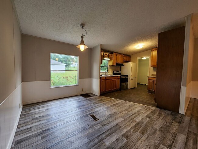 Foto del edificio - 3 Bed  2 Bath  2 Garage/Workshop and Fenced