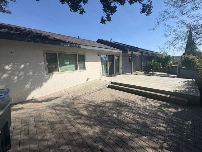 Building Photo - SE Visalia home with pool Available Now! All utilities included!
