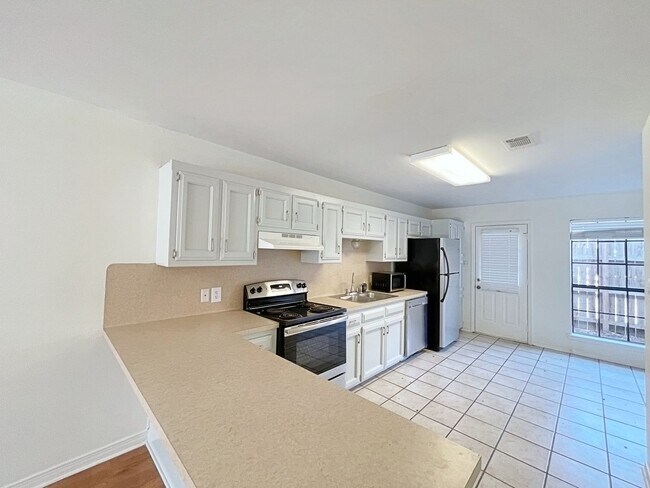 Building Photo - 2 Bedroom Townhouse off Perkins in Gated c...