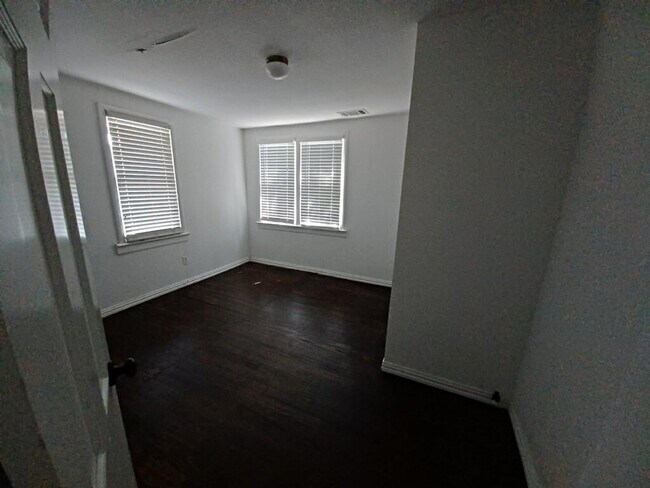 Building Photo - 1819 College Ave