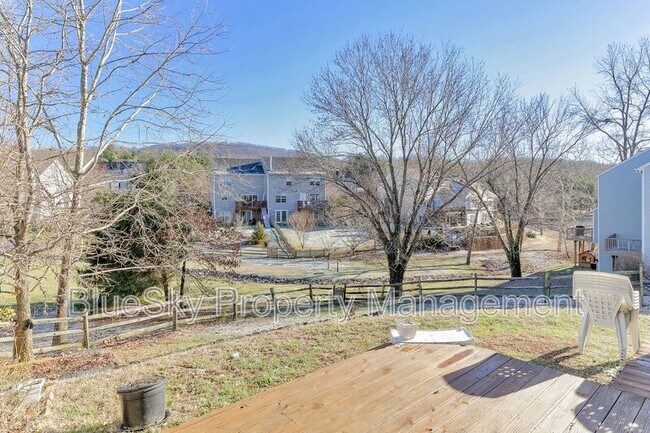 Foto del edificio - 221 Buttercup Ln