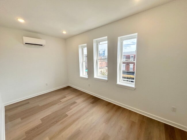 Building Photo - 2725 W Girard Ave