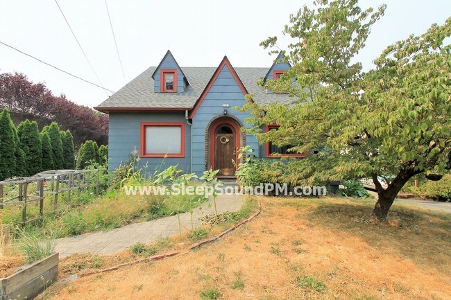Building Photo - Two Bedroom Duplex Near Reed College