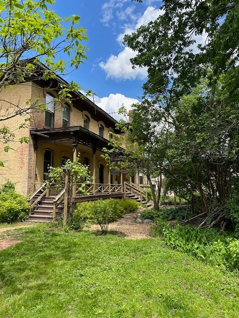 Foto del edificio - 1554 Strongs Ave