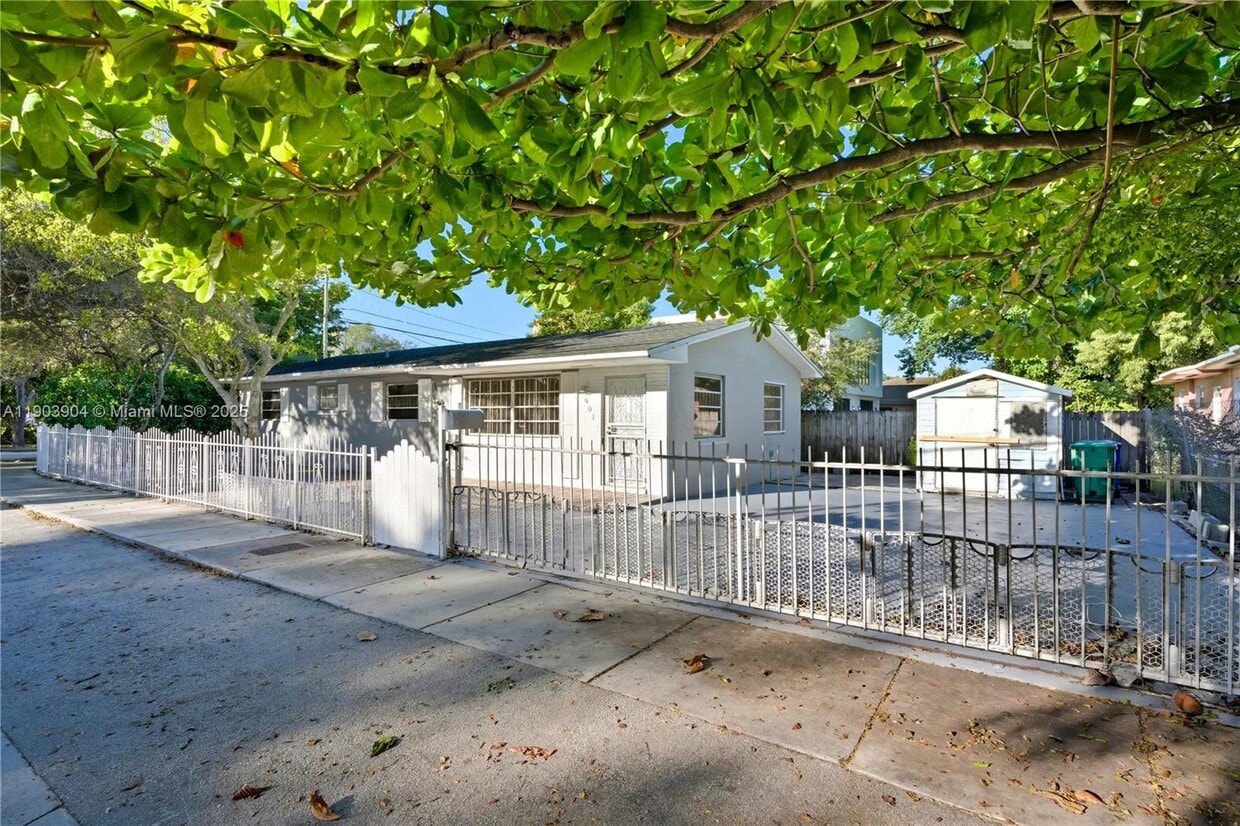 Primary Photo - 901 NW 55th St