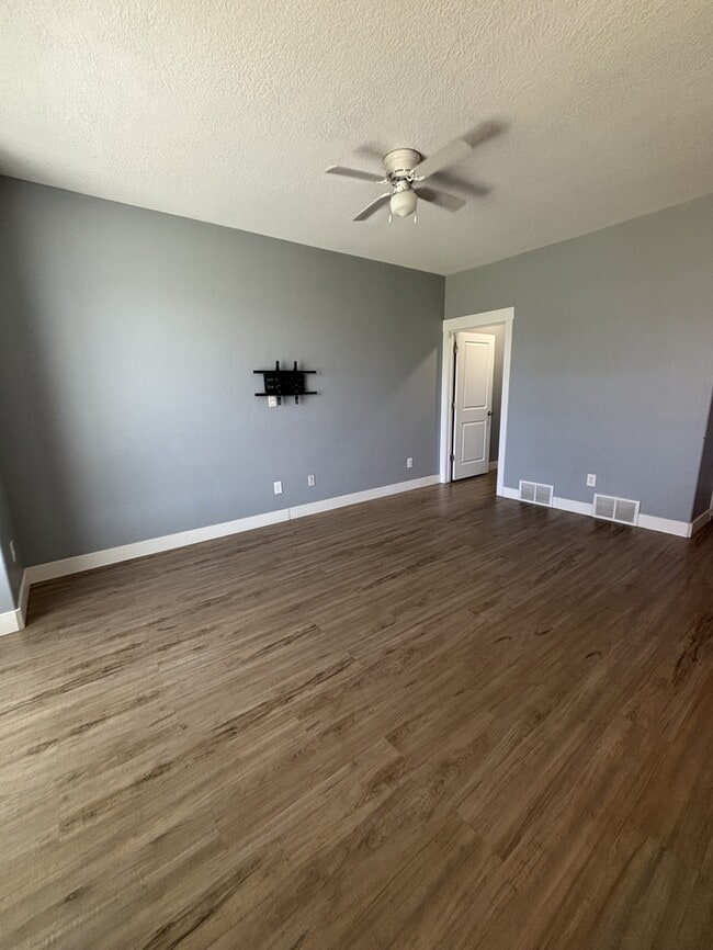 Building Photo - 2 bedroom/ 1.5 bathroom Townhouse in Eagle Mountain