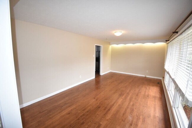 Building Photo - 3 Bedroom and 2 Bath Home- Briarwood Hills...