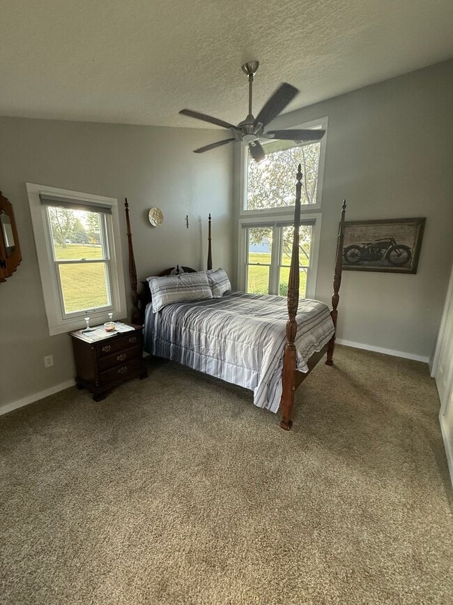Building Photo - Rent: $2300; 3 Bed