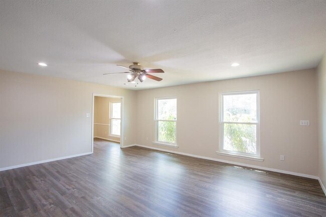 Building Photo - 10404 Doering Ln