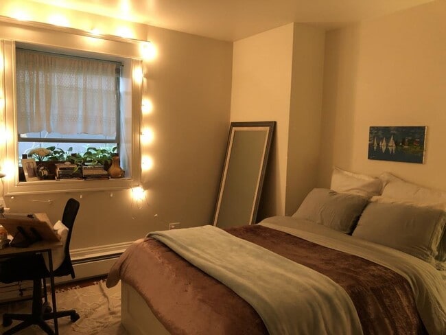 Building Photo - Paramount Apartments - 3 bedrooms