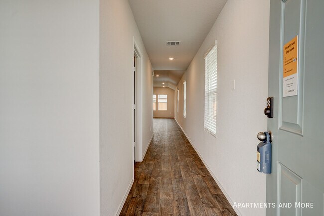 Building Photo - Lovely 3 bedroom 2 bath home with fenced y...