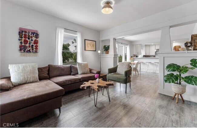 Foto del edificio - 6030 Crestwood Way
