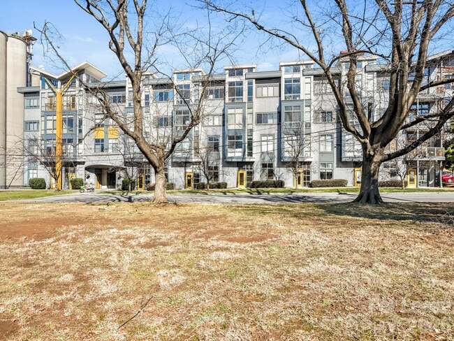 Building Photo - 514 W 10th St