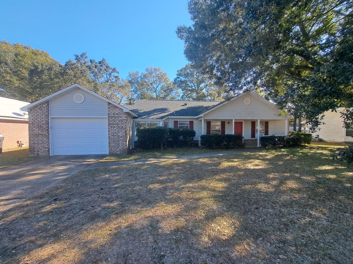 Primary Photo - Remodeled 3BR/2BA home in great central lo...