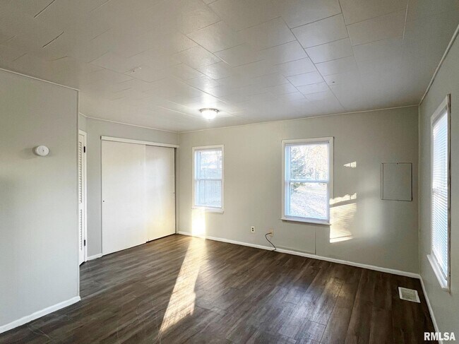 Foto del edificio - 1411 E Crestwood Dr